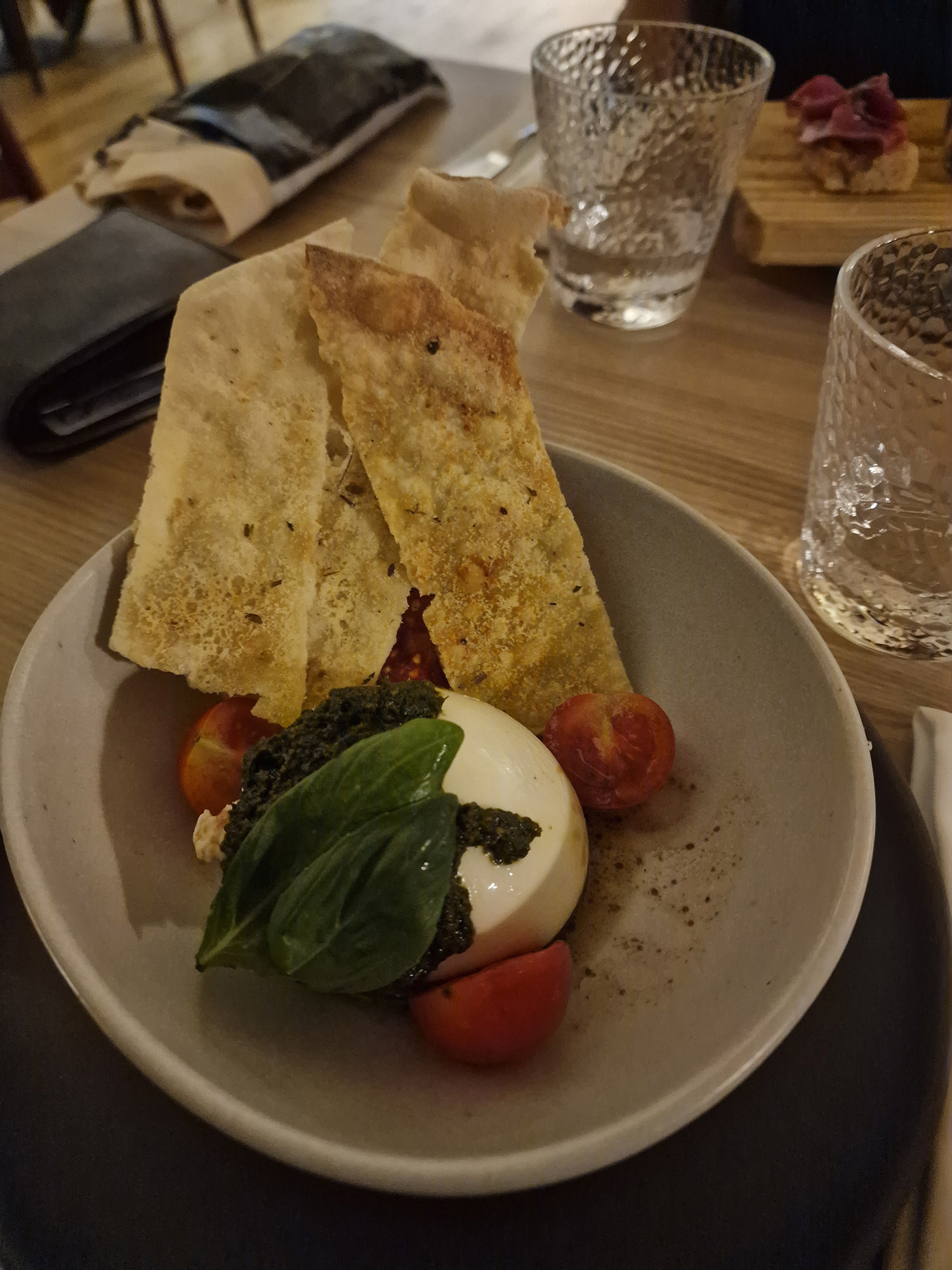 Burrata mit Pesto und Tomaten